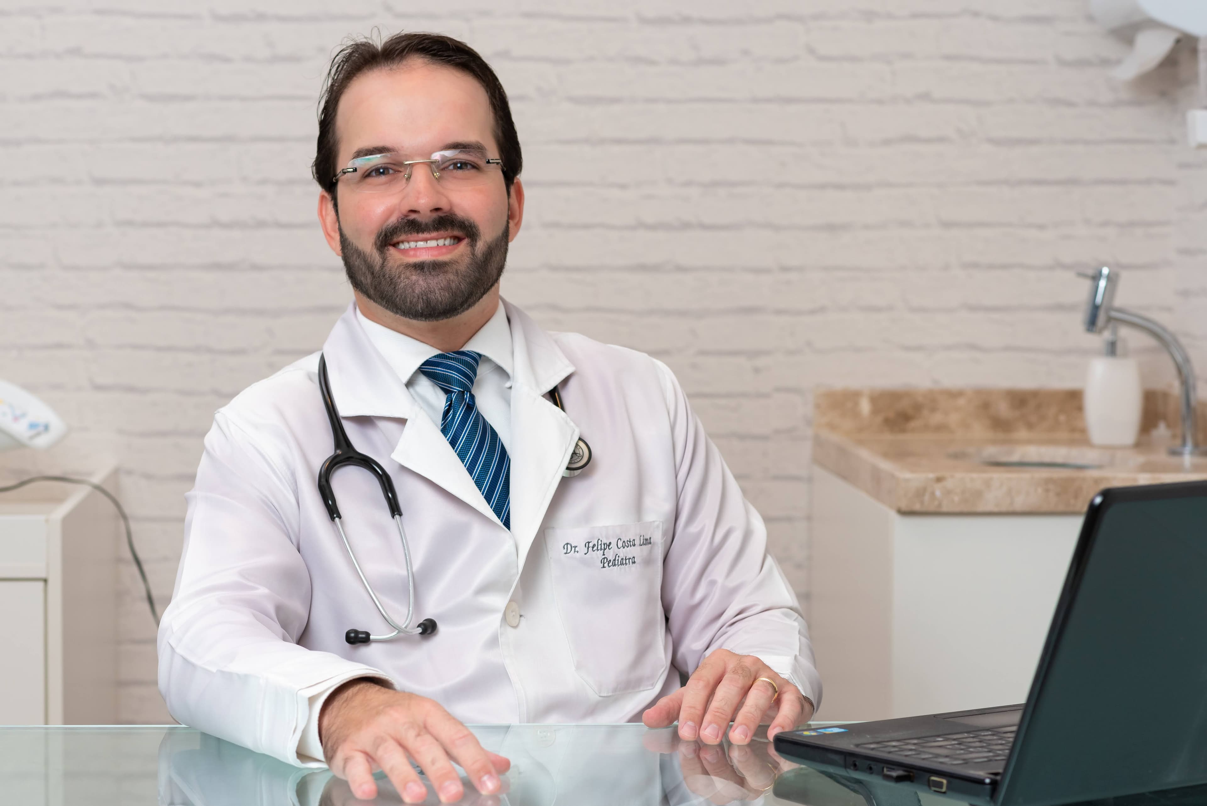 Dr. Felipe Costa Lima no consultório